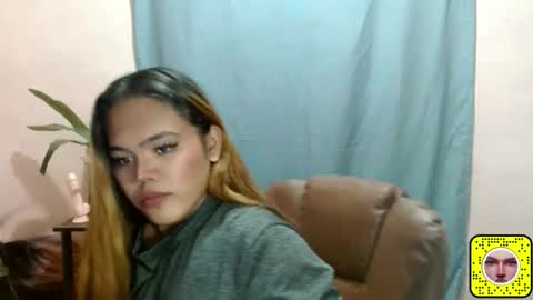 Snapshot of sweethot_bella chatting on 10/08/25, 01:42 Bella online show from 10/08/25, 01:42