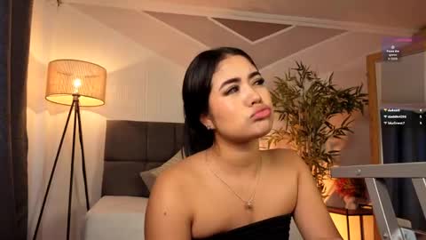 Snapshot of sweetiepie_3 chatting on 04/29/26, 05:30 Valentina online show from 04/29/26, 05:30