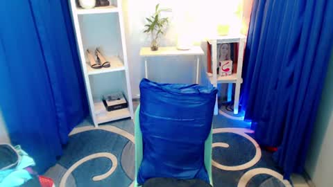 Snapshot of sweetladyapril chatting on 06/13/26, 01:47 dessiree online show from 06/13/26, 01:47