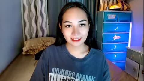 Snapshot of sweetlilly_18 chatting on 06/04/26, 05:57 Lilly online show from 06/04/26, 05:57