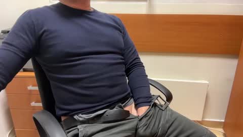 Snapshot of sweetlovedue chatting on 01/03/25, 04:48 Sebastian online show from 01/03/25, 04:48