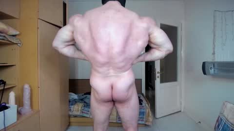 Snapshot of sweetmuscles_boy chatting on 06/11/26, 12:58 Lorenzo online show from 06/11/26, 12:58