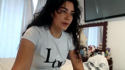 Snapshot of sweetsmile28 chatting on 11/02/25, 02:52 Dianis online show from 11/02/25, 02:52