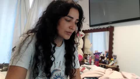 Snapshot of sweetsmile28 chatting on 11/06/25, 04:52 Dianis online show from 11/06/25, 04:52