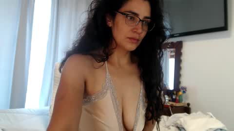 Snapshot of sweetsmile28 chatting on 12/18/25, 05:19 Dianis online show from 12/18/25, 05:19