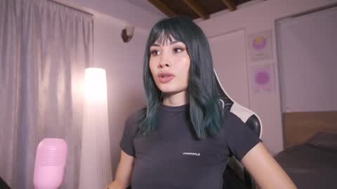 Cat independent model  online show from 10/01/25, 02:06