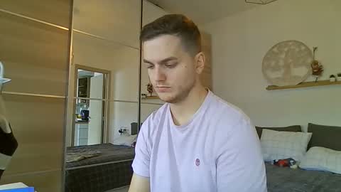 syl092 online show from 12/01/25, 10:42