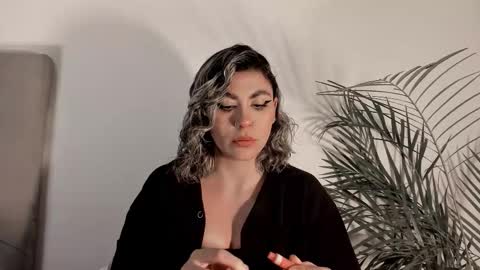 Snapshot of tamarathompsonn chatting on 12/21/25, 02:30 Tamara. online show from 12/21/25, 02:30