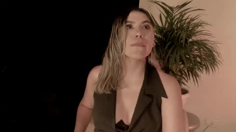 Snapshot of tamarathompsonn chatting on 04/13/26, 11:32 Tamara. online show from 04/13/26, 11:32