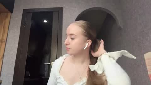 Snapshot of tamiecaimi chatting on 04/29/26, 03:05 Karina online show from 04/29/26, 03:05