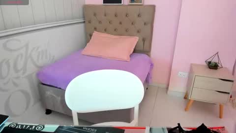 Snapshot of tania_duque chatting on 09/17/25, 01:57 Tania  online show from 09/17/25, 01:57