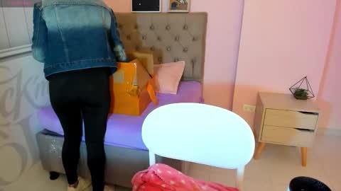 Snapshot of tania_duque chatting on 09/25/25, 01:15 Tania  online show from 09/25/25, 01:15