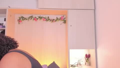 Snapshot of tarawiilson_ chatting on 10/18/25, 04:15  T A R A  online show from 10/18/25, 04:15