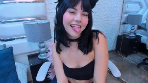 Snapshot of tatilee chatting on 10/15/25, 12:27 tatilee online show from 10/15/25, 12:27