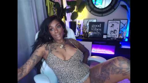 Snapshot of tatted_vixen chatting on 01/03/25, 02:43 Tatted Queen online show from 01/03/25, 02:43