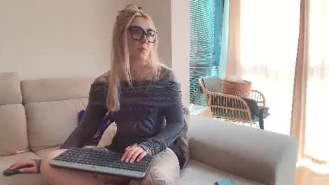 Snapshot of tattoobbgirl chatting on 06/16/26, 03:47 tattoobbgirl online show from 06/16/26, 03:47