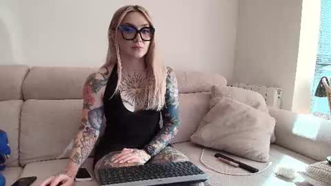 Snapshot of tattoobbgirl chatting on 06/27/26, 04:01 tattoobbgirl online show from 06/27/26, 04:01