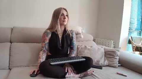 Snapshot of tattoobbgirl chatting on 07/18/26, 02:32 tattoobbgirl online show from 07/18/26, 02:32