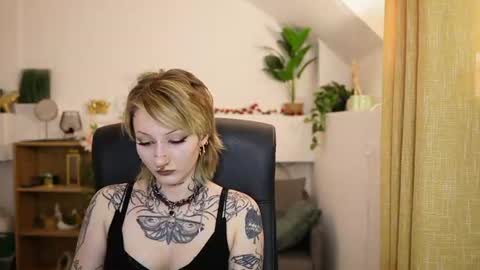 Snapshot of tattooedblondee18 chatting on 06/24/26, 01:21 TattooedBlonde18 online show from 06/24/26, 01:21