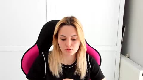 Tay online show from 05/18/26, 12:11