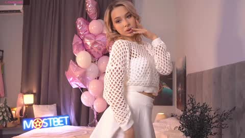 Snapshot of telladreamer_ chatting on 12/12/24, 08:03 Tella online show from 12/12/24, 08:03