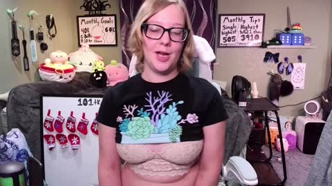 Pixie and Tentacle Overlord online show from 12/04/24, 10:19