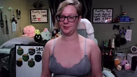 Pixie and Tentacle Overlord online show from 03/10/25, 10:13