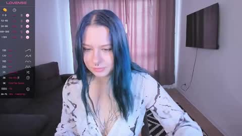 Snapshot of tender__kitty chatting on 06/04/26, 02:12 Sue online show from 06/04/26, 02:12