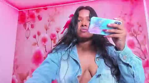 Snapshot of thais_waldrof chatting on 02/18/25, 01:32 Andreina online show from 02/18/25, 01:32