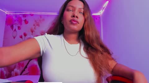 Snapshot of thais_waldrof chatting on 10/14/25, 02:12 Andreina online show from 10/14/25, 02:12