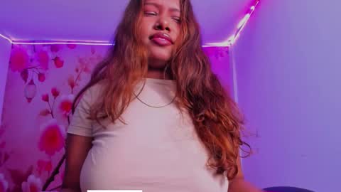 Snapshot of thais_waldrof chatting on 10/15/25, 09:48 Andreina online show from 10/15/25, 09:48