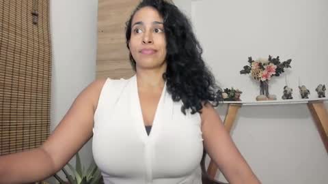 Snapshot of thali_gomex chatting on 01/04/25, 09:41 Thalia Gomex online show from 01/04/25, 09:41