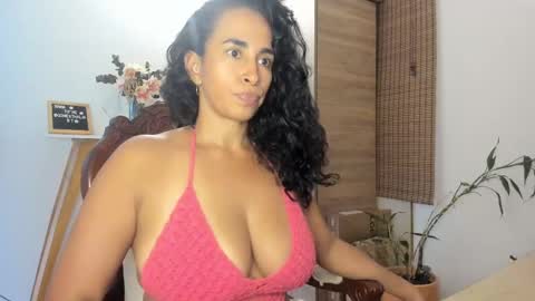 Snapshot of thali_gomex chatting on 02/25/25, 05:58 Thalia Gomex online show from 02/25/25, 05:58