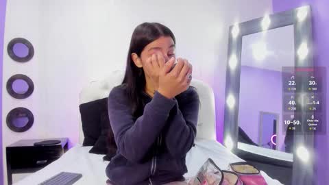 Thayla online show from 10/18/25, 01:34