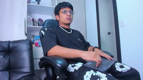 Snapshot of the_weed_guys chatting on 12/18/25, 03:23 Danny online show from 12/18/25, 03:23