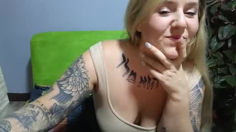 Snapshot of theauroramae chatting on 01/15/25, 03:54 theauroramae - online show from 01/15/25, 03:54