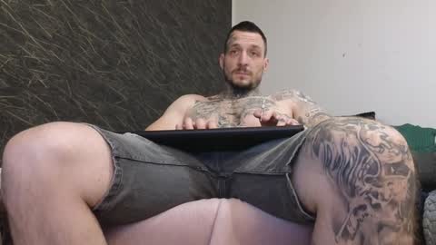 Snapshot of thebestmuscles chatting on 01/04/25, 04:32 John online show from 01/04/25, 04:32