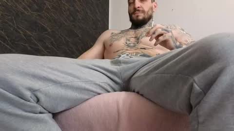 Snapshot of thebestmuscles chatting on 02/11/25, 08:05 John online show from 02/11/25, 08:05