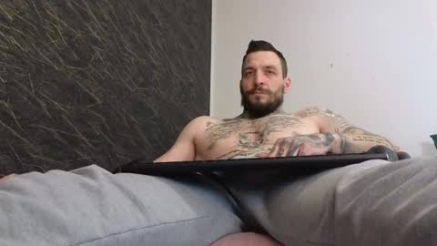 Snapshot of thebestmuscles chatting on 02/25/25, 01:39 John online show from 02/25/25, 01:39