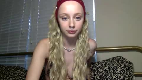 Snapshot of theetinyydancerrr chatting on 03/20/26, 11:42 theetinyydancerrr online show from 03/20/26, 11:42