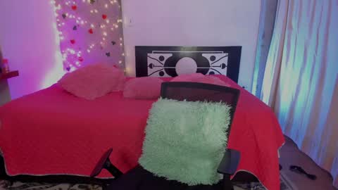 Snapshot of thegoldenbitch chatting on 01/15/25, 10:57 Goldie online show from 01/15/25, 10:57