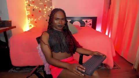 Snapshot of thegoldenbitch chatting on 03/05/25, 03:40 Goldie online show from 03/05/25, 03:40