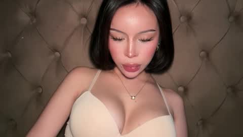 Elle  dont forget to folloW me and thumbs up online show from 03/26/26, 05:35