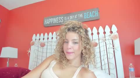 Snapshot of theislandgirl chatting on 01/01/25, 05:55 Lily Marie online show from 01/01/25, 05:55