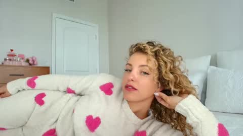 Snapshot of theislandgirl chatting on 01/10/25, 08:04 Lily Marie online show from 01/10/25, 08:04