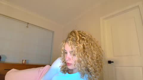 Snapshot of theislandgirl chatting on 01/28/25, 11:17 Lily Marie online show from 01/28/25, 11:17