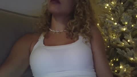 Snapshot of theislandgirl chatting on 03/05/25, 12:16 Lily Marie online show from 03/05/25, 12:16