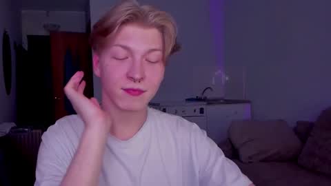 Snapshot of themikesever chatting on 11/19/25, 07:03 Sever online show from 11/19/25, 07:03