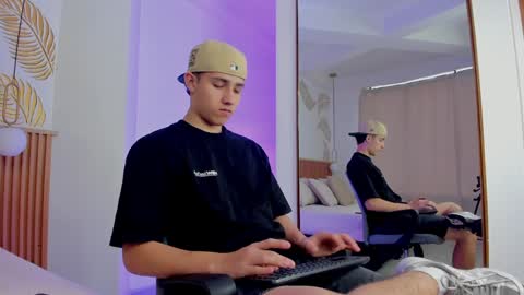  THEO- MATEO  online show from 12/19/24, 01:29