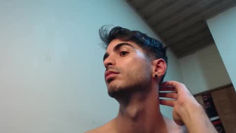 Snapshot of therazhanen chatting on 09/22/25, 04:58 Santiago Enrique online show from 09/22/25, 04:58